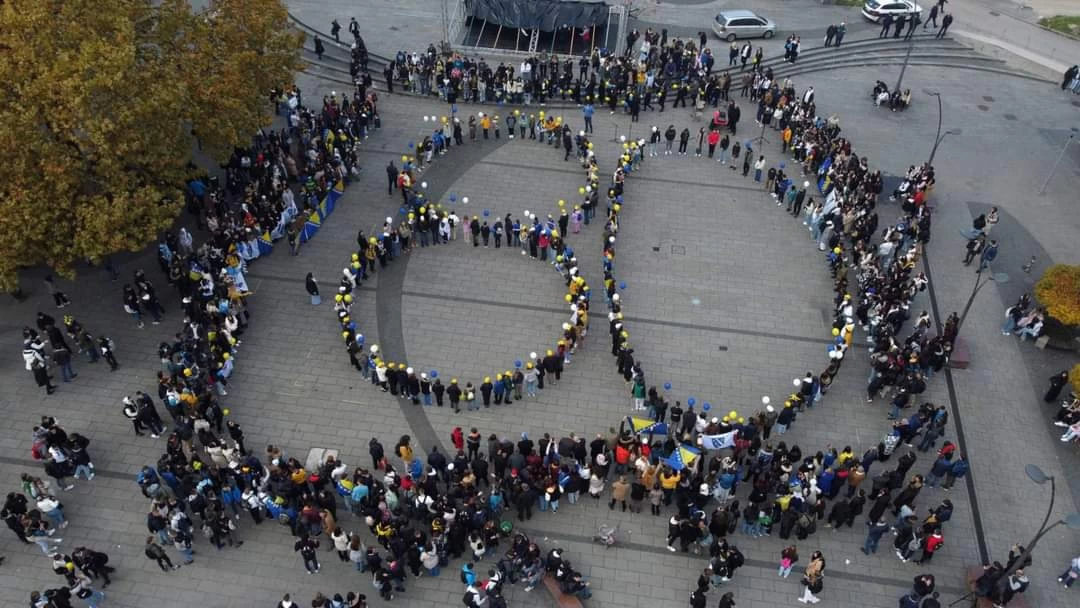 Performans 2.000 učenika na Trgu slobode povodom Dana državnosti Bosne i Hercegovine (VIDEO)
