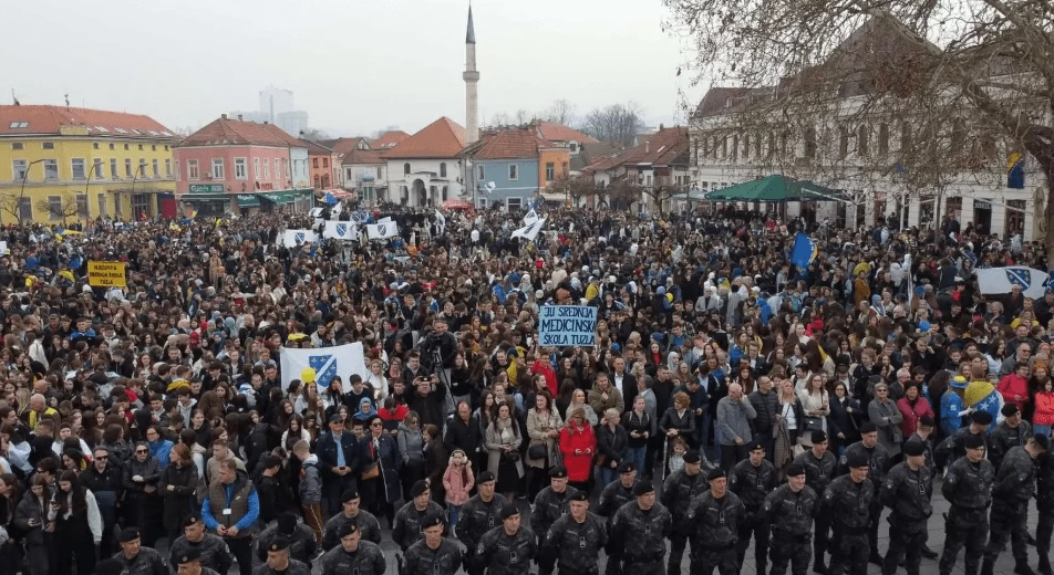Učenici iz Tuzle veličanstvenim programom obilježili Dan nezavisnosti Bosne i Hercegovine