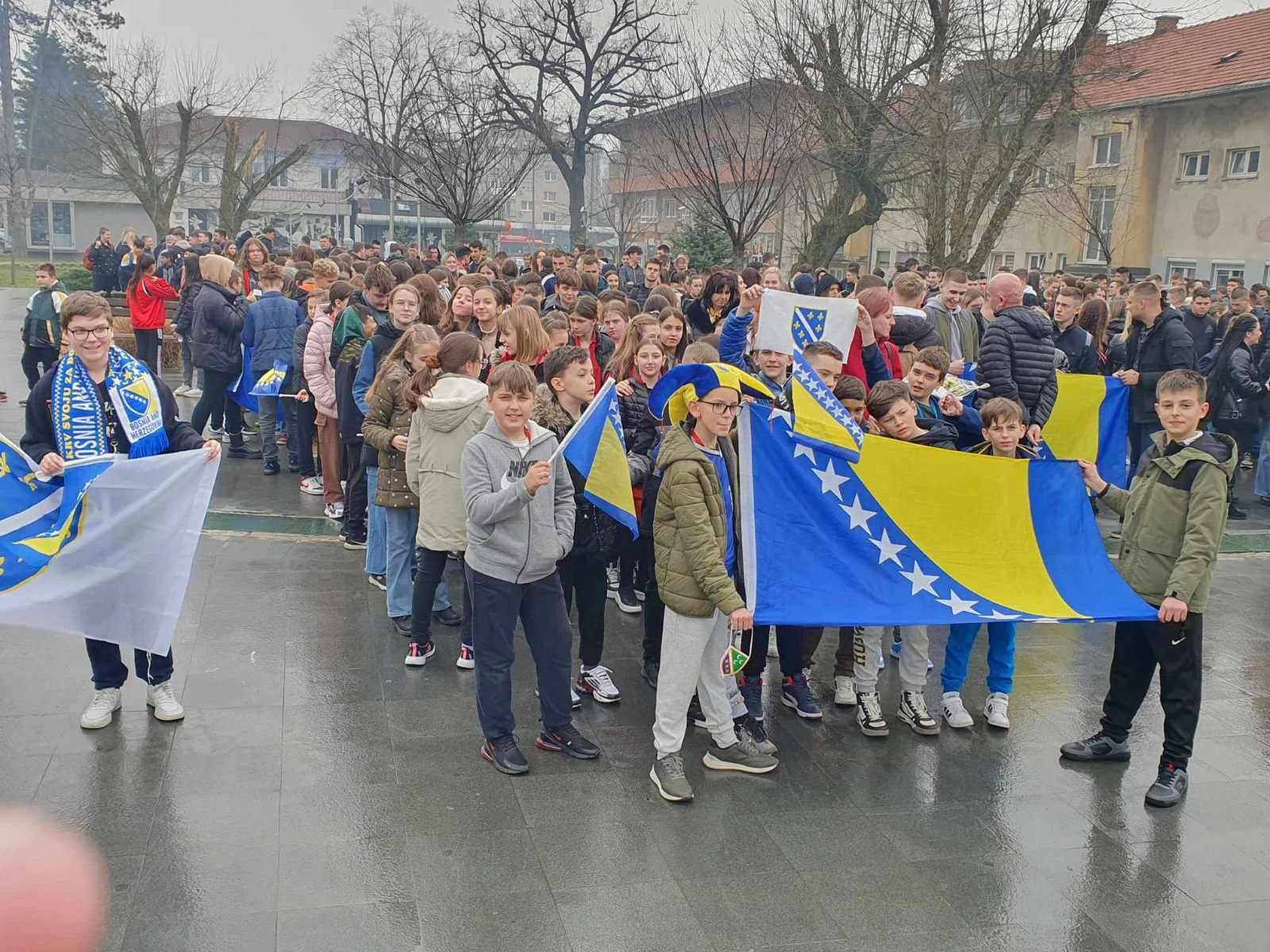 Učenici lukavačkih škola u centru grada obilježili Dan nezavisnosti Bosne i Hercegovine