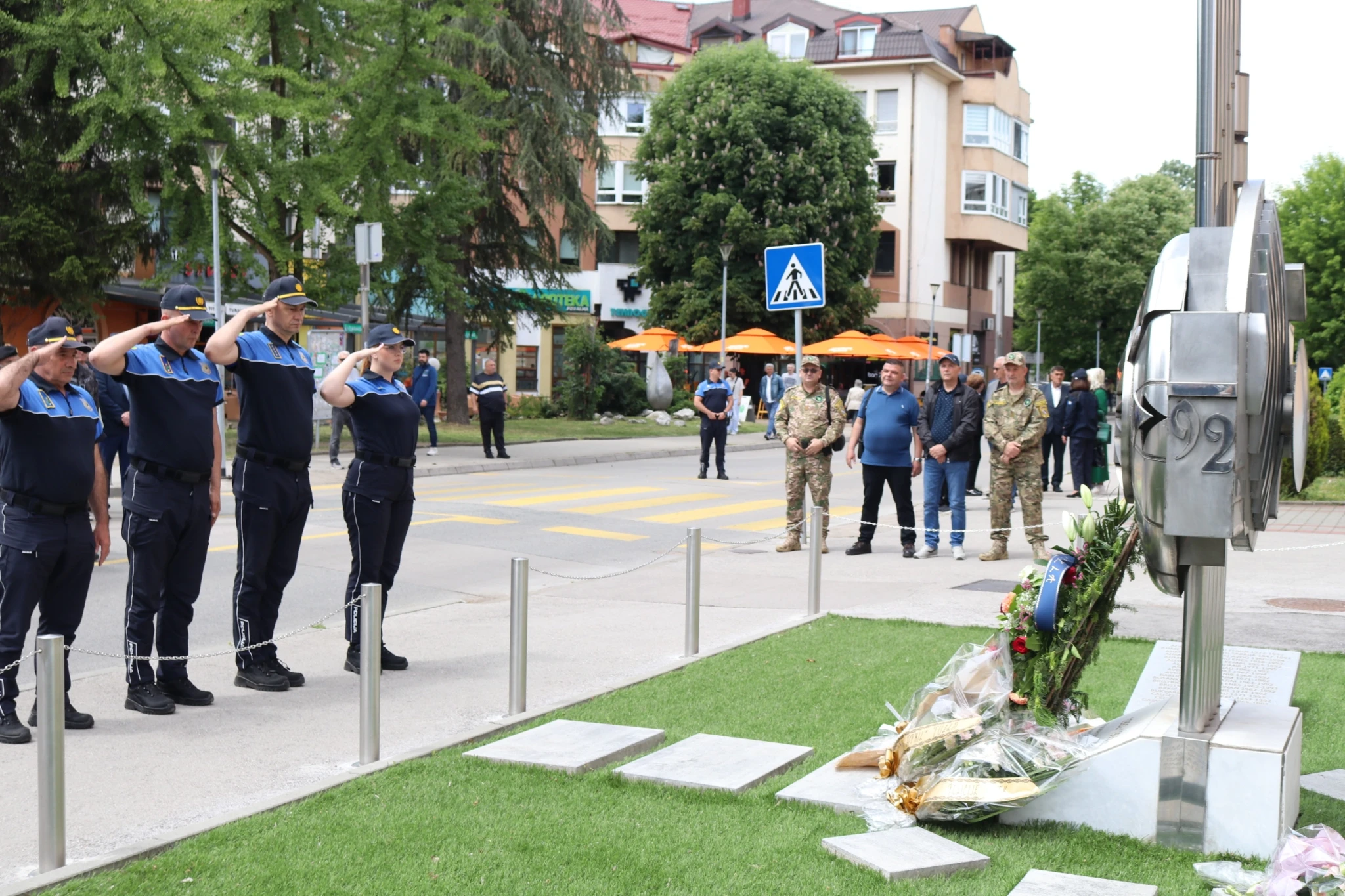 Polaganjem cvijeća na spomen obilježje poginulim pripadnicima policije obilježen 15. maj Dan odbrane Tuzle